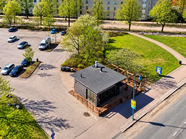 Ilmakuva grillistä, parkkipaikasta ja Kotkansaaren kortteleista