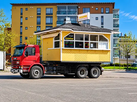 Vanha keltainen kioski kuorma-auton lavalla